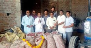 “खेती अब फायदे का नहीं घाटे का सौदा”, किसानों ने प्याज की बोरियों के साथ जताया विरोध