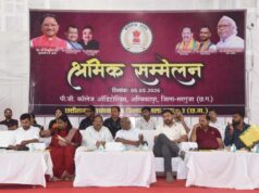 जनप्रतिनिधियों ने हितग्राहियों को चेक का किया वितरण