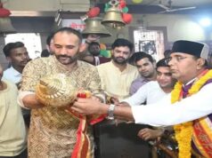 मंत्री विश्वास सारंग ने छोला मंदिर में हनुमान जी को प्रधानमंत्री मोदी के नाम से गदा अर्पित की