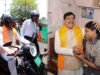 टॉपर बेटी को बधाई देने स्कूटी से पहुंचे CM मोहन यादव, गलियों में उमड़ी भीड़, लोगों ने कहा- ऐसा पहली बार देखा