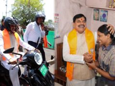 टॉपर बेटी को बधाई देने स्कूटी से पहुंचे CM मोहन यादव, गलियों में उमड़ी भीड़, लोगों ने कहा- ऐसा पहली बार देखा