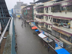 मुंबई में आफत बनी मानसूनी बारिश, सड़कों से लेकर रेल पटरियों तक भरा पानी