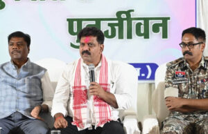 बस्तर में पुनर्वासित युवाओं से संवाद, उपमुख्यमंत्री विजय शर्मा और मंत्री केदार कश्यप ने बढ़ाया हौसला