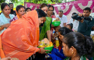 बस्तर के विकास को नई रफ्तार, जगरगुंडा पहुंचने वाली पहली महिला मंत्री बनीं लक्ष्मी राजवाड़े