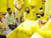 IPL ट्रॉफी जीतने के बाद विराट कोहली पत्नी अनुष्का संग पहुंचे वृंदावन, लिया संतों का आशीर्वाद