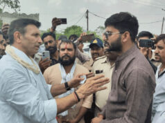 रतलाम से पैदल पहुंचे कांग्रेस कार्यकर्ता, निष्कासन रद्द करने की मांग को लेकर PCC के बाहर प्रदर्शन