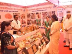 राष्ट्रपति ने जनजातीय महिलाओं के द्वारा बनाए गए उत्पादों की प्रशंसा की