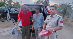 खंडवा के डायल-112 हीरोज रास्ता भटके 80 वर्षीय बुजुर्ग को सुरक्षित परिजनों से मिलाया