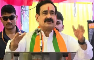 दतिया उपचुनाव में भावुक हुए नरोत्तम मिश्रा, मंच से छलके आंसू, बोले- आशुतोष की जीत के लिए पूरी ताकत लगाऊंगा
