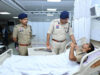 अस्पताल में घायल पुलिसकर्मियों से मिले पुलिस कमिश्नर संजीव शुक्ला, स्वास्थ्य का लिया जायजा