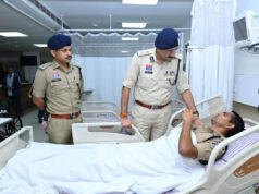 अस्पताल में घायल पुलिसकर्मियों से मिले पुलिस कमिश्नर संजीव शुक्ला, स्वास्थ्य का लिया जायजा