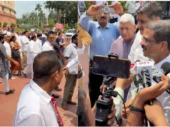 Dharmendra Pradhan की संसद में दमदार एंट्री, NDA सांसदों ने पाग पहनाकर किया स्वागत, साथ लेकर पहुंचे सदन