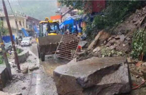 Char Dham Yatra: लगातार बारिश से उत्तराखंड बेहाल, बदरीनाथ नेशनल हाईवे बंद, नदियां खतरे के निशान पर