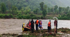 बालाघाट में बाढ़ का कहर, जान जोखिम में डालकर ग्रामीणों की मदद में जुटी मध्यप्रदेश पुलिस