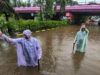 मुंबई Rain Alert: मूसलाधार बारिश से मायानगरी बेहाल, घुटनों तक पानी, रेलवे ट्रैक लबालब, स्कूल-कॉलेज बंद