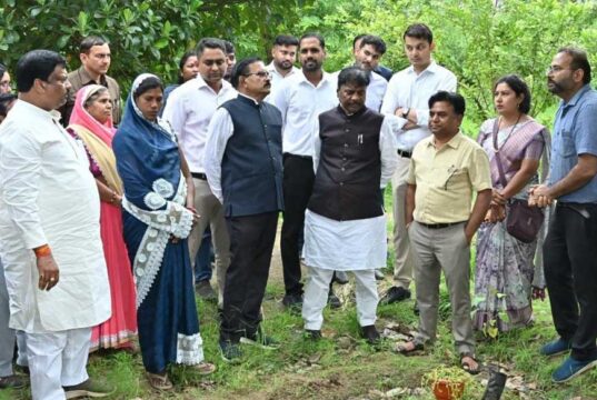 गायत्री-इंदिरा स्व-सहायता समूह को मंत्री कश्यप ने सौंपी 65 हजार रुपये की प्रोत्साहन राशि