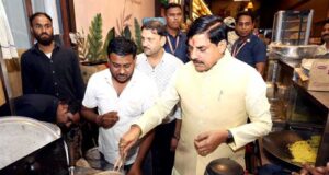 मुख्यमंत्री डॉ. यादव ने सड़क यात्रा के दौरान नागरिकों से किया संवाद