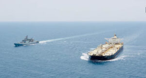 Red Sea में भारत की बड़ी कार्रवाई, हूती हमले के बाद नौसेना एक्टिव; INS आदित्य-त्रिशूल ने संभाली कमान