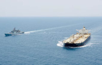 Red Sea में भारत की बड़ी कार्रवाई, हूती हमले के बाद नौसेना एक्टिव; INS आदित्य-त्रिशूल ने संभाली कमान