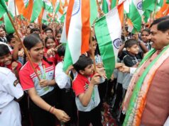 मुख्यमंत्री डॉ. यादव का स्थानीयजन ने पुष्प वर्षा और वंदेमातरम् व भारत माता के जयकारों के साथ किया स्वागत