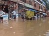चित्रकूट में बाढ़ का खतरा बढ़ा, मंदाकिनी ने लिया रौद्र रूप; रामघाट की दुकानें खाली, SDRF ने संभाला मोर्चा