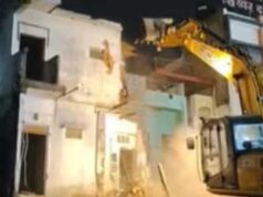 महाकाल मंदिर के सामने 60 मिनट में ढहा 65 साल पुराना भवन, परचुरे भवन पर क्यों चला बुलडोजर?
