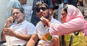 पेलेट गन विवाद गरमाया, राहुल गांधी पुलिस DCP ऑफिस के बाहर धरने पर बैठे