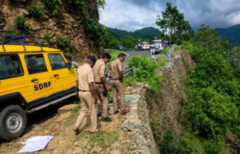 Devprayag-Pauri Road Accident: 250 फीट गहरी खाई में समाई बोलेरो, एक ही परिवार के 5 लोगों की मौत