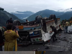 चंबा में बड़ा सड़क हादसा, पहाड़ी से गिरकर सड़क पर आ गिरी बस; 7 लोगों की गई जान