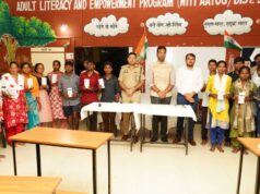 पुनर्वासित युवाओं को मोबाइल फोन वितरित किए, जमीन पर बैठकर उनके साथ किया भोजन