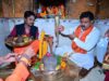 कांवडि़यों के बीच बैठकर ग्रहण किया प्रसाद
