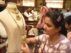 Gold Rate Today: चांदी ₹2.28 लाख के पार, सोने में भी तेजी; खरीदारी से पहले जानें अपने शहर का लेटेस्ट रेट