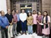 कलेक्टर छिकारा ने टैबलेट देकर बढ़ाया हौसला