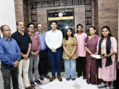कलेक्टर छिकारा ने टैबलेट देकर बढ़ाया हौसला