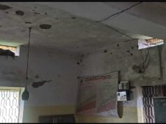 जर्जर भवन में संचालित आंगनवाड़ी, बांस और टूटे एल्बेस्टर से बनी अस्थाई रसोई