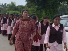 बिजली नहीं, क्लासेस की भी दिक्कत! छात्राओं ने कलेक्ट्रेट तक पैदल मार्च कर उठाई आवाज