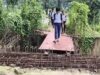 अधूरे पुल ने बढ़ाई बच्चों की मुसीबत, 6 साल से जान जोखिम में डालकर स्कूल जाने को मजबूर