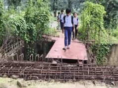 अधूरे पुल ने बढ़ाई बच्चों की मुसीबत, 6 साल से जान जोखिम में डालकर स्कूल जाने को मजबूर