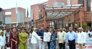 कृषि में तकनीक का साथ, ICAR-NIBSM ने किसानों को बांटे आधुनिक उपकरण