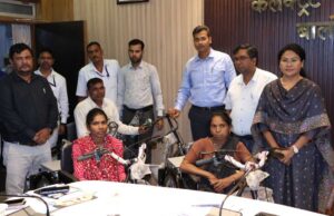 सहारे से आत्मनिर्भरता की ओर कदम, तीन दिव्यांगजनों को मिली ट्राईसिकल