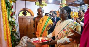 मां दंतेश्वरी के दरबार पहुंचीं राष्ट्रपति मुर्मु, देशवासियों की खुशहाली के लिए की प्रार्थना