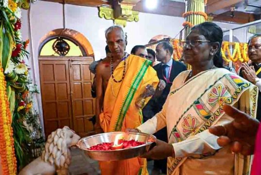 मां दंतेश्वरी के दरबार पहुंचीं राष्ट्रपति मुर्मु, देशवासियों की खुशहाली के लिए की प्रार्थना