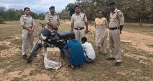 आबकारी ने तीन अलग अलग स्थानों से मोटरसाइकिल सहित चार आरोपियों से अवैध शराब पकड़ी