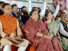 छत्तीसगढ़ में स्मृति ईरानी का भव्य स्वागत, पोस्टर-बैनर नहीं सिर्फ भाजपा के झंडे आए नजर