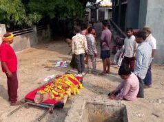 गुना में मानवीय संवेदनाओं पर सवाल, घर पर शव ले जाने से रोकने पर अस्पताल के बाहर प्रदर्शन