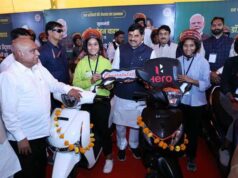 मेधावी छात्रों के सपनों को मिली नई उड़ान, मुख्यमंत्री ने वितरित किए लैपटॉप और स्कूटी