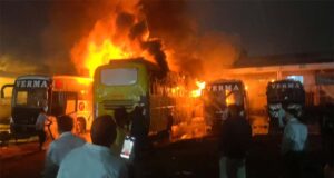 भोपाल बस स्टैंड पर अग्निकांड, आग बुझाने में जुटी दमकल टीमें