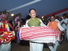 भगवान करम देव की पूजा-अर्चना कर प्रदेश की सुख-समृद्धि और खुशहाली की कामना की